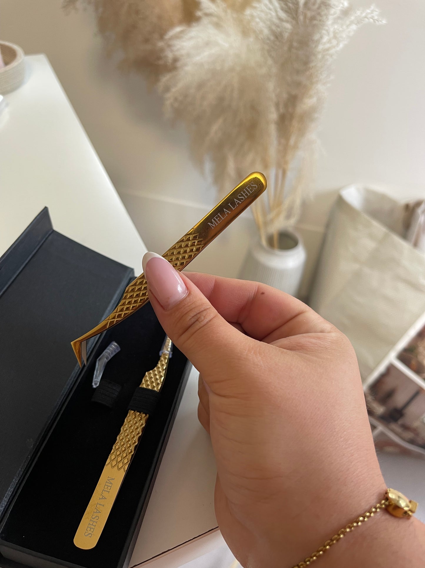 BOSS B*TCH LIMITED EDITION FIBRE TIP TWEEZER DUO